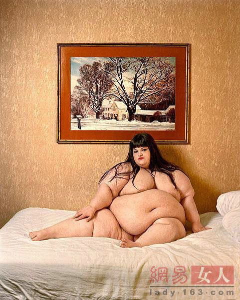 意大利摄影师拍全裸胖美人 叫板排骨女明星(高清组图)