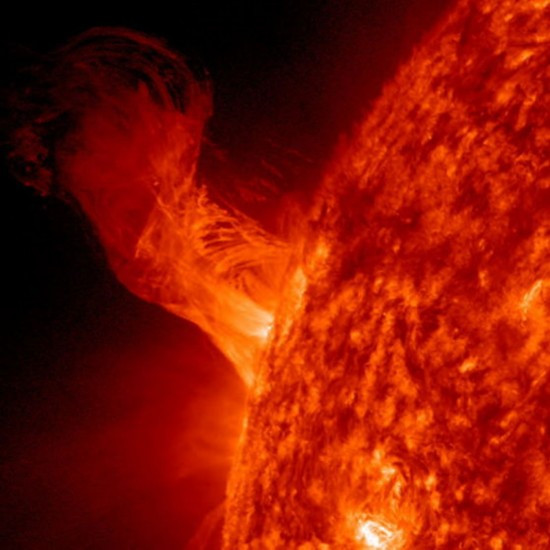 新年太阳剧烈爆发：高温物质可吞噬20个地球(图)