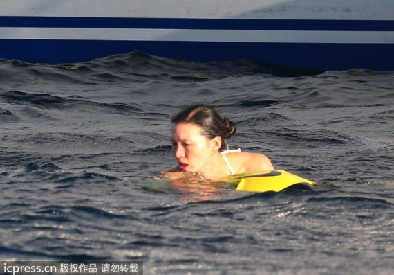 邓文迪携女儿圣巴特岛海边度假 素颜下海游泳(组图)