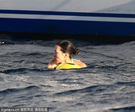 邓文迪携女儿圣巴特岛海边度假 素颜下海游泳(组图)