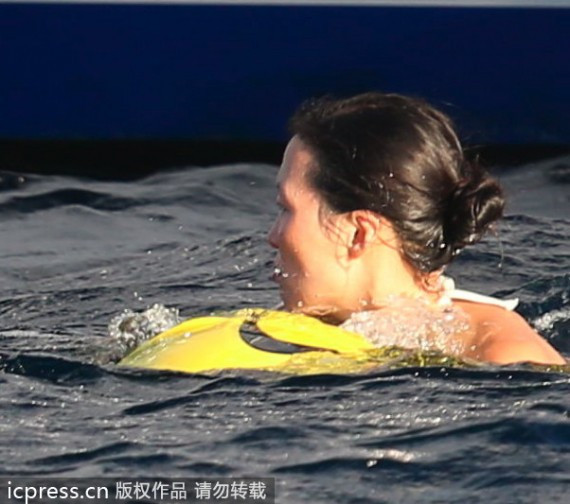 邓文迪携女儿圣巴特岛海边度假 素颜下海游泳(组图)