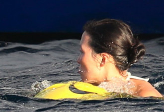 邓文迪携女儿海边度假 素颜下海游泳