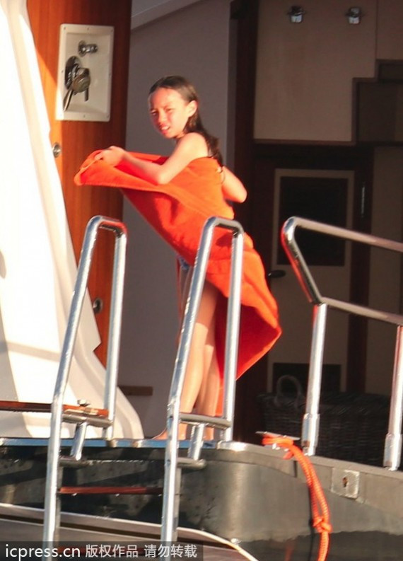 邓文迪携女儿圣巴特岛海边度假 素颜下海游泳(组图)