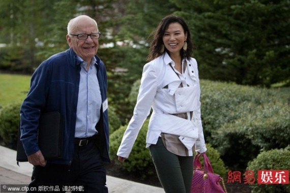 邓文迪携女儿圣巴特岛海边度假 素颜下海游泳(组图)