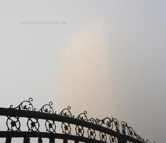 实拍雾霾笼罩中的北京城 太阳只能像一只手电筒(组图)