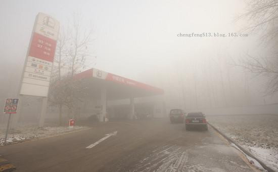 实拍雾霾笼罩中的北京城 太阳只能像一只手电筒(组图)