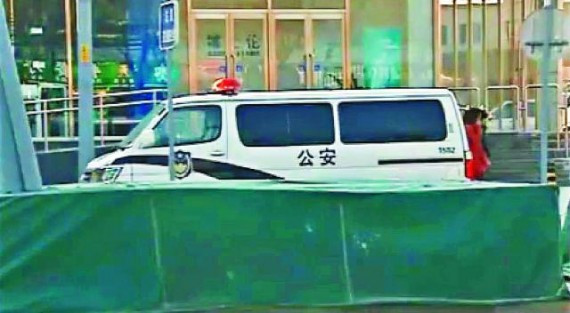 武警包围印刷厂 新京报记者：没有谁能让我们真的跪下(图)