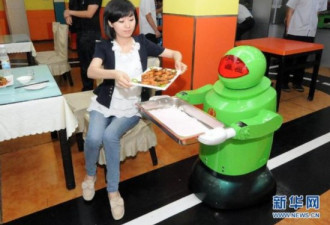 餐馆逆天了！打工机器人做传菜当大厨
