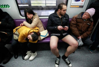 老外在上海过“内裤地铁日” 市民目瞪口呆