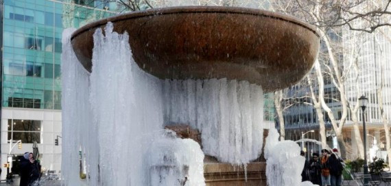 酷寒加风雪 纽约客遭遇寒流大考验 喷水池结冰引拍照(组图)