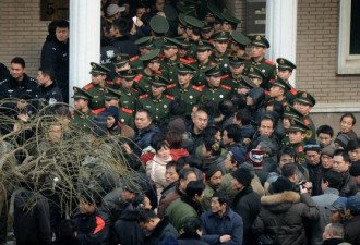 北京公寓外民工抗议欠薪 武警组人墙