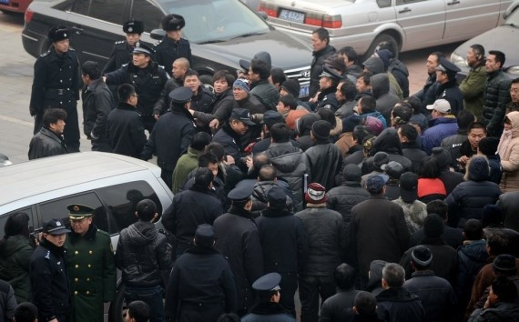 北京外交公寓外50余农民工抗议欠薪 武警组人墙(高清组图)