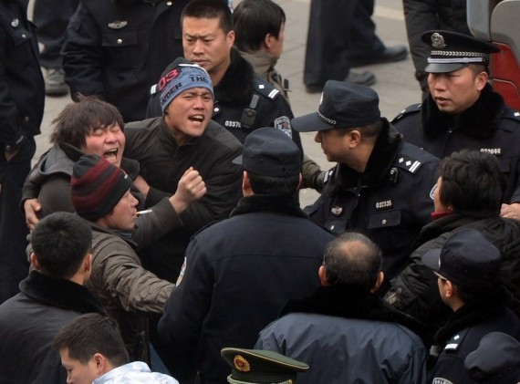 北京外交公寓外50余农民工抗议欠薪 武警组人墙(高清组图)