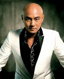 张卫健曾在酒店与妻子吵架 只穿内裤被关在门外(图)