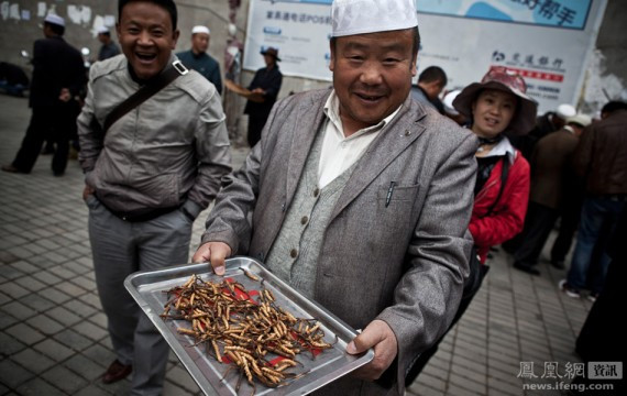 疯狂虫草：让老婆陪睡抵缴草皮费 蹂躏到靠马驮才能回家