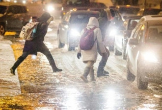 图/视频：水淹满地可 人当街被冲走