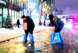 图/视频：水淹满地可 人当街被冲走