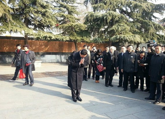 日本前首相鸠山在南京大屠杀纪念馆默哀(高清组图)