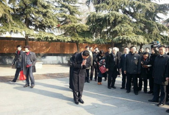 日前首相鸠山在南京大屠杀纪念馆默哀