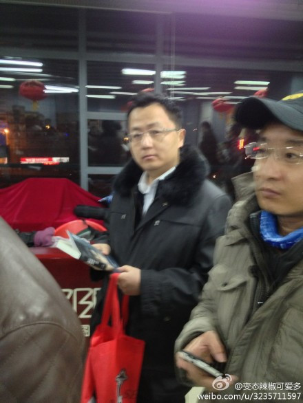 热贴：真的疯了！李承鹏北京签售毛左扔菜刀(组图)