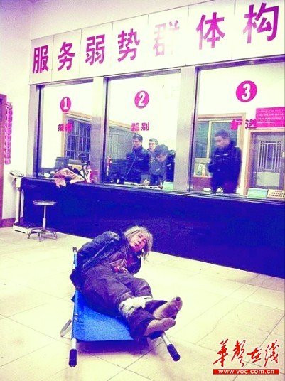 记者扮聋哑人暗访救助站 被工作人员缚手围殴(图)