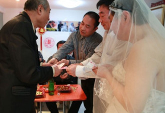 中国首对老年男同性恋者北京高调结婚