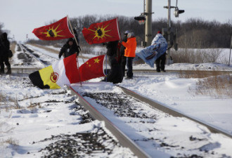 举中国国旗挡火车 加人对原住民转硬