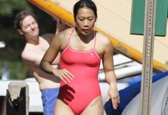 脸书创始人华裔妻子泳装照 肌肉尽显