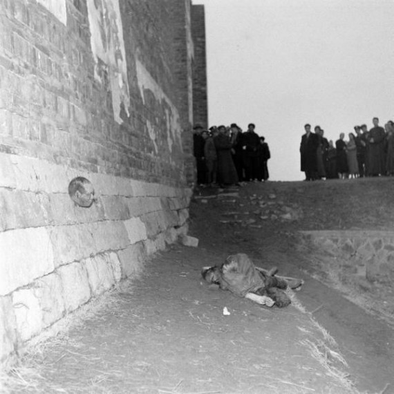 美国杂志记者拍摄48年共产党员被俘遭砍头的场景(组图)