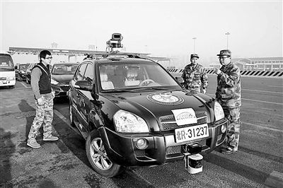 解放军无人驾驶车"猛狮3号"驶上高速公路(组图)