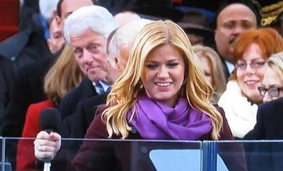 bill-clinton-photobombs-kelly-clarkson-at-president-obama-s-inauguration