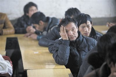 昨日，死者家属在学校听官方讲述事故后的安置和处理事宜。新京报记者 周岗峰 摄