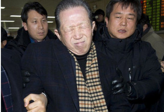 韩男子不满安倍特使团访韩在机场切腹