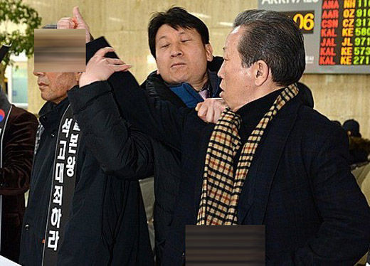 韩国男子因不满安倍特使团访韩在机场切腹(组图)