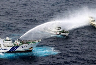 台湾保钓船“全家福号”遭日舰水炮拦截