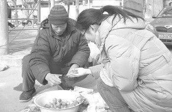 济南6旬老汉13年每天卖两盆草莓 赚出3栋二层楼(图)