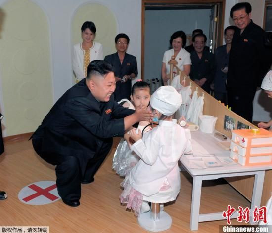 资料图：2012年7月14日，朝鲜国家最高领导人金正恩在平壤庆上幼儿园视察。金正恩视察了平壤市庆上幼儿园的综合戏玩场、运动室、钢琴教室、戏水池等地，观看孩子们的嬉戏和学习。