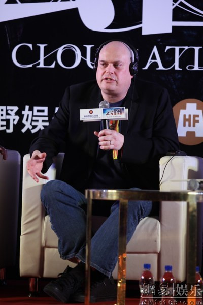 周迅穿短裙不慎走光 发布会上遭众人索吻(组图)