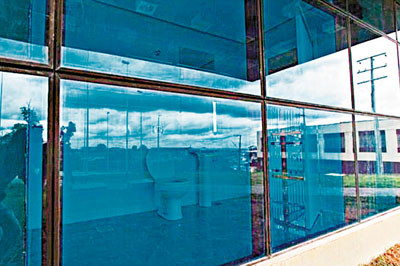巴西建筑师设计全透明“公开厕所”引争议(图)