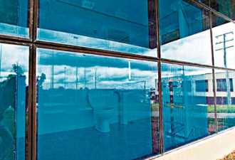 巴西建筑师设计全透明“公开厕所”引争议