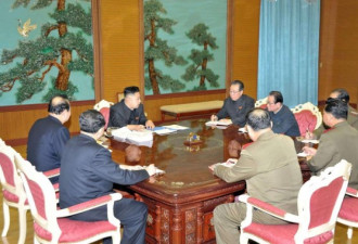 金正恩手叼烟 主持国家安全工作会议