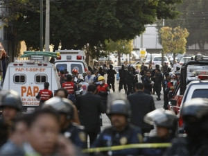 mexico_pemex_explosion__crowd_2_3_4_N2