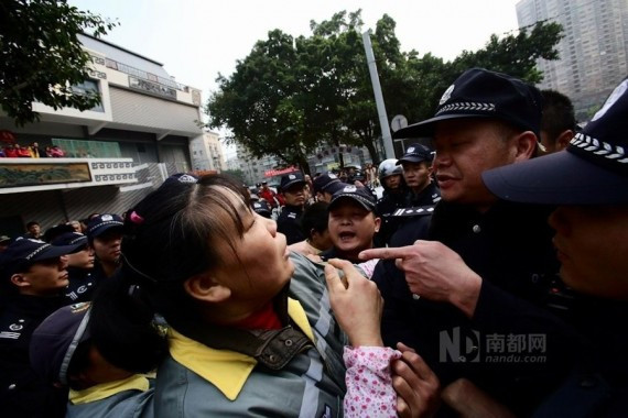 广州荔湾200多名环卫工罢工 围警车要求涨薪(高清组图)