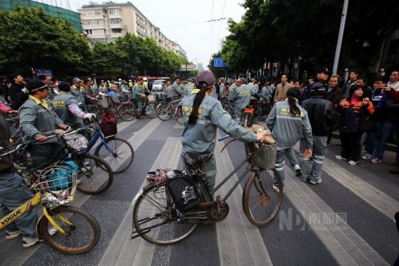 广州荔湾200多名环卫工罢工 围警车要求涨薪(高清组图)
