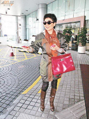 91岁赌王何鸿燊出院 12岁女儿何超欣现身(组图)