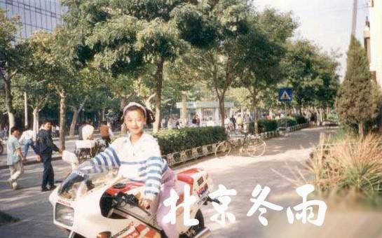 范冰冰青涩旧照全家福曝光 13岁已亭亭玉立(组图)
