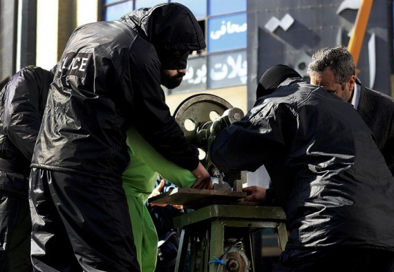 实拍：伊朗一盗窃犯被罚在广场当众剁手指(高清组图)