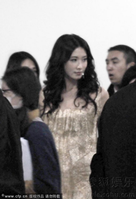 林志玲现身会场见拍照表情不爽 保镖威胁记者(组图)