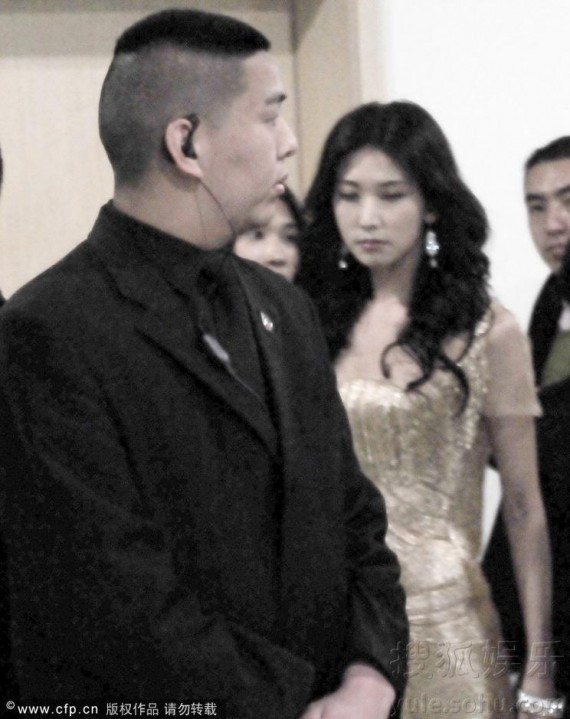 林志玲现身会场见拍照表情不爽 保镖威胁记者(组图)