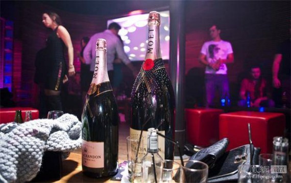 夜幕下的狂欢 探秘:俄罗斯富人们的奢华夜生活(组图)